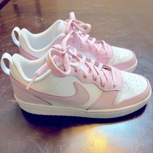 Nike Court Borough 2 Low Top Sneaker white/pink Youth size 6 (Women’s 7.5)